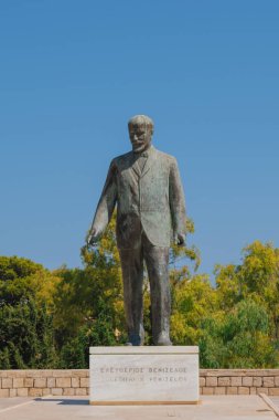 Heraklion, Girit, Yunanistan. 4 Eylül 2025. Açık mavi gökyüzü altında Eleftherios Venizelos 'un Bronz Anıtı.