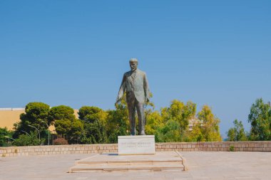 Heraklion, Girit, Yunanistan. 4 Eylül 2025. Açık mavi gökyüzü altında Eleftherios Venizelos 'un Bronz Anıtı.