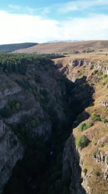 Gürcistan 'ın Tsalka bölgesindeki Dashbashi Kanyonu üzerinde insansız hava aracı uçuşu Gürcistan doğasının güzelliğini ve ihtişamını yansıtıyor. 