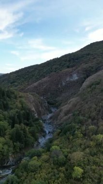 Kafkasya Dağları, Georgia 'daki bir nehir kanyonunun insansız hava aracı görüntüleri. Tiflis yakınlarında sonbahar ormanı ve dalgalı dere.