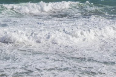 Doğal deniz arka planı elementlerin gücünü, fırtınalı deniz yüzeyini dalgaları ve pürüzlü suyun beyaz köpük dokusunu gösteriyor..