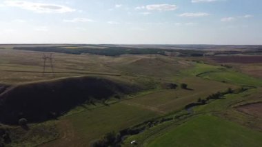 Güneşli bir günde Mariupol, Ukrayna yakınlarındaki Priazovian Steppe 'in zengin tarım arazilerinin ve yeşil vadilerinin insansız hava aracı görüntüleri. Yüksek kaliteli FullHD görüntüler