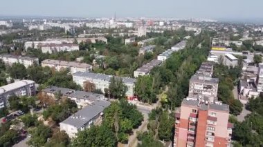 Mariupol, Ukrayna 'nın 2021 yazının savaş öncesi insansız hava aracı görüntüsü Sovyet dönemindeki konut bloklarını ve ağaçlarla kaplı yeşil caddeleri gösteriyor. Yüksek kaliteli FullHD görüntüler