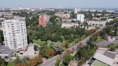 Mariupol, Ukrayna 'nın 2021 yazının savaş öncesi insansız hava aracı görüntüsü Sovyet dönemindeki konut bloklarını ve ağaçlarla kaplı yeşil caddeleri gösteriyor. Yüksek kaliteli FullHD görüntüler