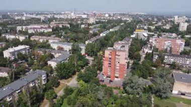 2021 yazında yukarıdan yakalanan yeşil, genişleyen Doğu Ukrayna 'nın Mariupol kentinin geniş hava manzarası. Yüksek kaliteli FullHD görüntüler