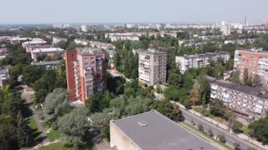 2021 yazında yukarıdan yakalanan yeşil, genişleyen Doğu Ukrayna 'nın Mariupol kentinin geniş hava manzarası. Yüksek kaliteli FullHD görüntüler