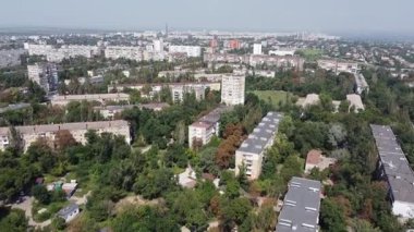 2021 yazında yukarıdan yakalanan yeşil, genişleyen Doğu Ukrayna 'nın Mariupol kentinin geniş hava manzarası. Yüksek kaliteli FullHD görüntüler