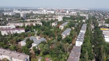 İstiladan önce Ukrayna 'nın Donetsk bölgesinin Mariupol şehrinde güneşli bir günde huzurlu bir şehir manzarası vardı. Yüksek kaliteli FullHD görüntüler