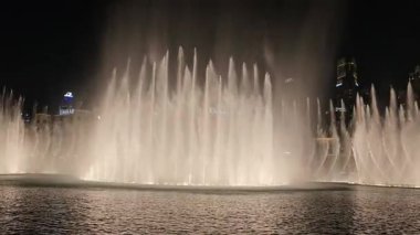 Dubai, BAE. 3 Ekim 2024. Dubai Çeşmesi geceleri göz kamaştırıcı oluyor. Su ve mimari ışıklar karanlık havuza yansıyor. Yüksek kaliteli FullHD görüntüler