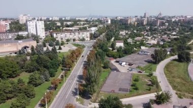 Ukrayna 'nın Donetsk bölgesinde savaş öncesi Mariupol Ağustos 2021' de şehir ulaşımını ve ağaçlarla kaplı caddeleri gösteren insansız hava aracı görüntüleri. Yüksek kaliteli FullHD görüntüler