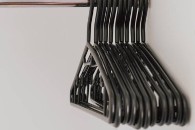 Boş gardıroptaki yetişkinler için plastik siyah askılar. Yüksek kalite fotoğraf