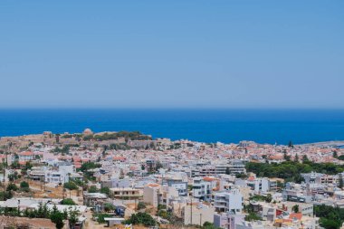 Yunanistan 'ın Rethymno kentinin panoramik manzarası Girit Yunanistan adasındaki bir tepeden görülüyor. Yerleşim binaları ve Ege Denizi. Yüksek kalite fotoğraf