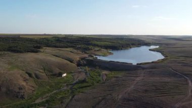 Büyük bir tarım göleti ve yaz boyunca toprak barajı içeren geniş bir kırsal alan. Yüksek kaliteli FullHD görüntüler