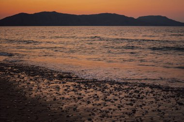 Kompozisyon, gökyüzünün suya yansıyan zengin ve sıcak renk paletini vurgular. Reklam için uygun, ilham verici alıntılar, ve kopya alanı olan web geçmişleri