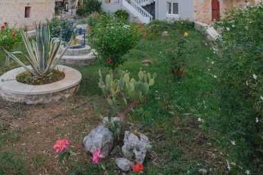 Taştan binaların kırsal cazibesi canlı bitkiler ve çiçeklerle tamamlanıyor. Rahatlamayı, tarihi ve sade, açık havada yaşamayı öneriyor.