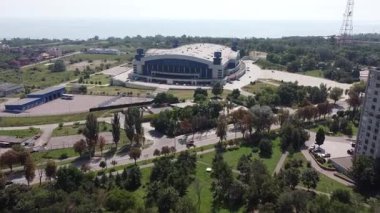 Mariupol, Ukrayna. 28 Ağustos 2021. Savaş öncesi kentteki Illichivets Spor Tesisi 'nin ve park alanının huzurlu hava manzarası. Yüksek kaliteli FullHD görüntüler