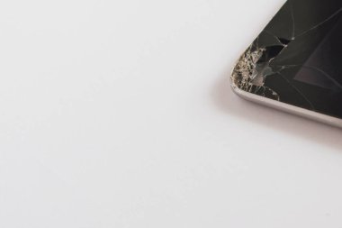 Parçalanmış bir tablet bilgisayar ekranı iç bileşenleri ve arka kapağı ortaya çıkarıyor. Bu yakın plan, ağır teknolojik hasar, bozulma ve tamir ya da yenileme ihtiyacının altını çiziyor