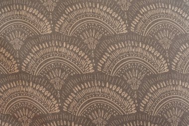 Kahverengi kumaş dokusunda bej boho deseni: soyut klasik kabile hayran kabuk süsü arka planı. Duvar kağıdı, moda ve tekstil tasarımı için mükemmel bir tekrarlama baskısı