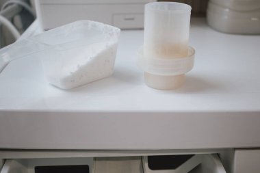 Çamaşır hazırlama: ölçü kabında kesin dozda çamaşır tozu ve kumaş yumuşatıcısı. optimal temizlik ve makine bakımı için tam ölçümün önemini gösterir.