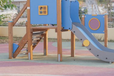 Görüntü, heyecan, fiziksel gelişim ve aile eğlencesi temalarını güvenli, belirlenmiş bir oyun alanında aktarıyor. Toplum ve şehir parkı projeleri için uygun