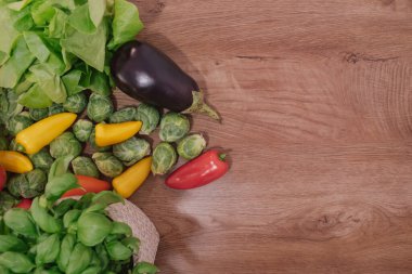 Patlıcan, brussel lahanası, biber, marul ve fesleğen. Menüler, tarifler ve sağlıklı, bitki temelli bir diyet ve yemek temaları için ideal.