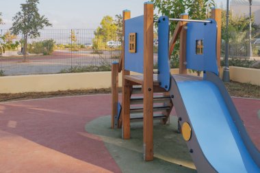 Görüntü, heyecan, fiziksel gelişim ve aile eğlencesi temalarını güvenli, belirlenmiş bir oyun alanında aktarıyor. Toplum ve şehir parkı projeleri için uygun