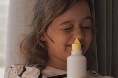 Hareketli çekim, ürünün üst solunum yolu sağlığı için kullanımını açıkça gösteriyor. Tıbbi cihazları, sağlığı ve sinüs bakım ürünlerini desteklemek için ideal