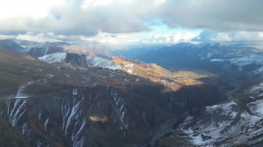 Açık güneş ışığı altındaki kış dağları. 4K insansız hava aracı görüntüleri Gürcistan 'ın hafif karla kaplı dağlık arazilerini gösteriyor. Parlak ve sakin bir günde dramatik bir doğal manzara ortaya çıkıyor..