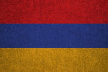 Eski bir beton yüzeyde Ermenistan bayrağı. Ermeni mirası ve vatanseverliği kavramı
