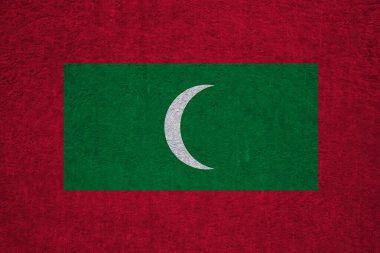 Eski bir beton yüzeyde Maldivler 'in bayrağı. Maldivlerin mirası ve vatanseverliği kavramı