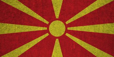 Eski bir beton yüzeyde Kuzey Makedonya bayrağı. Makedon mirası ve vatanseverliği kavramı