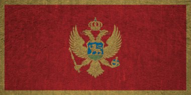 Eski bir beton yüzeyde Karadağ bayrağı. Karadağ mirası ve vatanseverliği kavramı