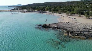 Elafonissi, Girit, Yunanistan. 6 Haziran 2025. Elafonisi plajının hava manzarası turkuaz suları, pembe kumlu kıyıları ve yaz etkinlikleriyle dolup taşan güneşli lagünleri gözler önüne seriyor.