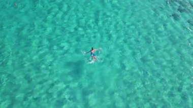 İnsansız hava aracı: Kristal berrak turkuaz suda yüzen adam, Avrupa 'nın en iyi plajı, Elafonisi, Girit