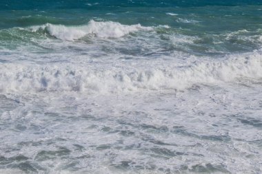 Doğal deniz arka planı elementlerin gücünü, fırtınalı deniz yüzeyini dalgaları ve sert suyun beyaz köpük dokusunu gösteriyor.