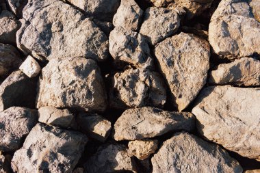 Keskin kırık taş yığınları ve molozlar düzgün olmayan bir inşaat endüstrisi oluşturuyorlar. enkaz yığını ve yol onarımı için kaba doğal malzeme.