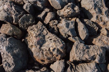 Keskin kırık taş yığınları ve molozlar düzgün olmayan bir inşaat endüstrisi oluşturuyorlar. enkaz yığını ve yol onarımı için kaba doğal malzeme.