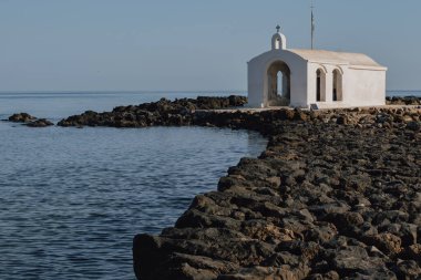 Girit 'in Georgioupoli kentindeki bir rıhtımda duran küçük Agios Nikolaos kilisesi. Çarpıcı tapınak, inancı, kıyı yalnızlığını ve Yunan adalarının eşsiz mimarisini sembolize eder.