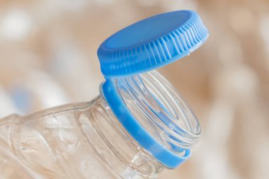 Bağlı plastik şişe kapağı yeniliği: yeni tasarım kapakların konteynırla birlikte geri dönüştürülmesini sağlar. Etkili atık ayıklama ve geri dönüşüm uyum standartlarının karşılanması.