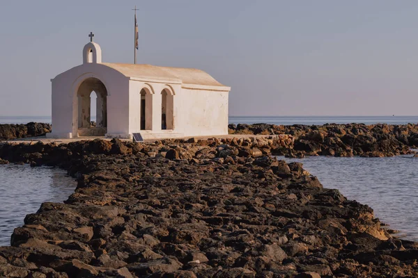 Resimli inzivaya çekilme: Ege 'ye uzanan dar bir kaya iskelesinde beyazlatılmış şapel. Çekici sahne sükunetin, deniz tarihinin ve kıyıların engebeli güzelliğinin özünü yakalar.