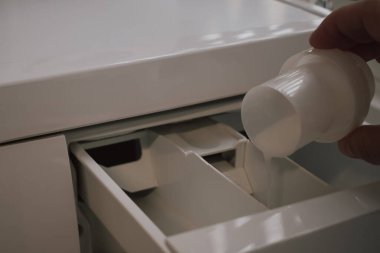 Yumuşak kokulu çamaşır sonuçları için çamaşır makinesine sıvı kumaş kremi ekliyorum. Giysi bakımı, korunma ve taze bir koku ve his elde etmek için önemli bir adım..