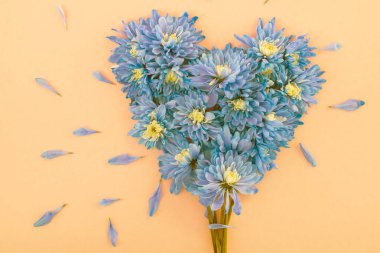 Sonsuz aşkın sembolü: sıcak bir yüzeyde mavi kasımpatılardan oluşan stilize bir çiçek ağacı. Özel anları anmak için uygun, bağlılığı ifade etmek için, ve son model çiçek hediye reklamları veya kırtasiye malzemeleri için.