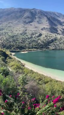 Dikey panelleme: Girit Gölü manzarası, turkuaz tatlı su deposu, manzaralı dağlar, Yunanistan seyahati