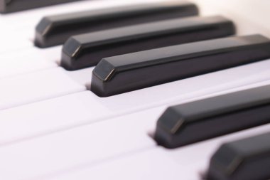 Siyah arkaplanda piyano tuşlarının makro görünümü, klasik konser posteri, ahenk ve şarkı kompozisyon konsepti için müzik enstrümanının klavyesini kapat.