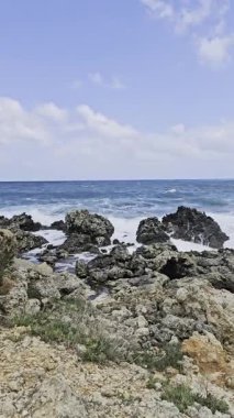 Ege Denizi 'nin Girit kayalıklarına çarptığı dikey video. Güçlü kara çivit suyu ve dramatik bir fırtınada beyaz köpük spreyi. Mobil için sinematik doğa dokusu. Yüksek kaliteli FullHD görüntüler