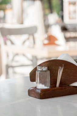 Akşam yemeği için bir sokak restoran veya Cafe servis tablo