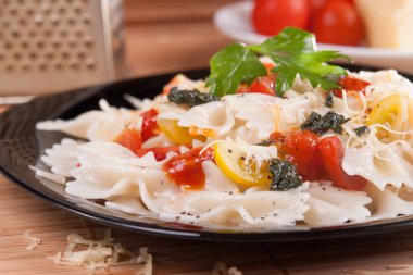 Farfalle makarna taze kiraz domates, pesto ve kırmızı sos ile