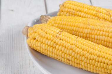 Bir plaka üzerinde üç haşlanmış mısır