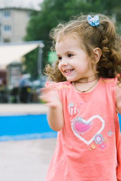 Pequena menina no parque batendo palmas — Fotografia de Stock