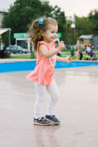 Pequena menina no parque dançando — Fotografia de Stock